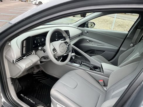 Certified 2025 Hyundai Elantra SE image 9