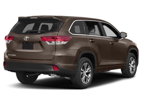 Used 2019 Toyota Highlander LE FWD image 2
