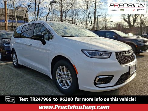 New 2026 Chrysler Pacifica Select image 1