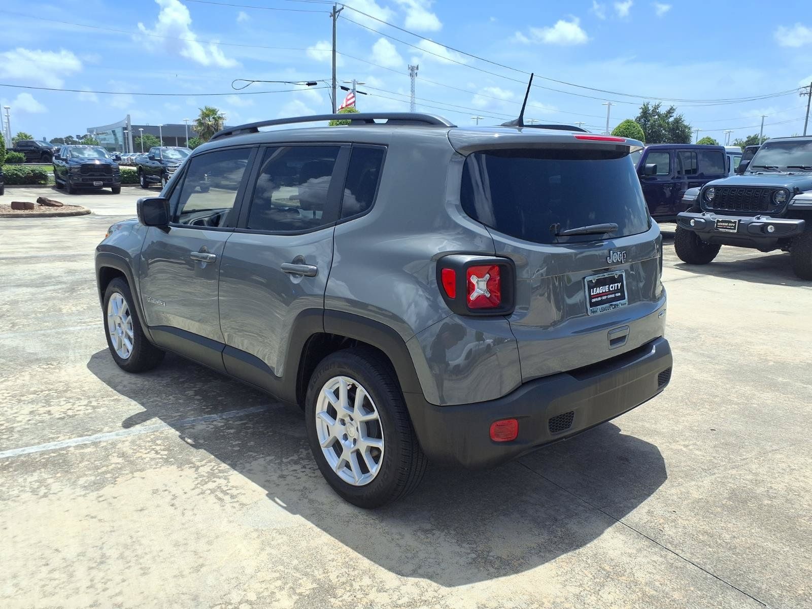 Used 2021 Jeep Renegade Latitude FWD image 4