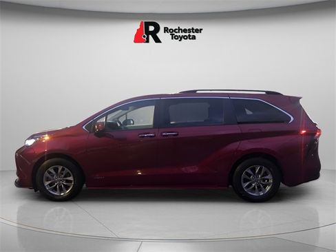 Used 2021 Toyota Sienna XLE image 6