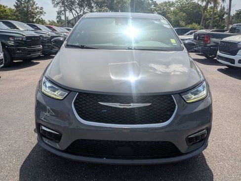 Used 2025 Chrysler Pacifica Select FWD image 9