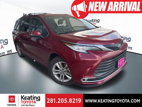 Used 2023 Toyota Sienna Limited image 1