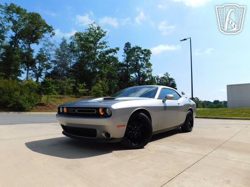 Used 2015 Dodge Challenger SXT w/ Driver Convenience Group RWD image 2