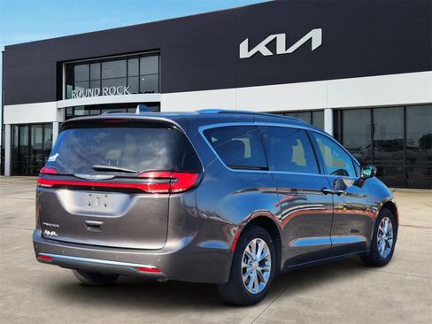 Used 2021 Chrysler Pacifica Touring-L image 5