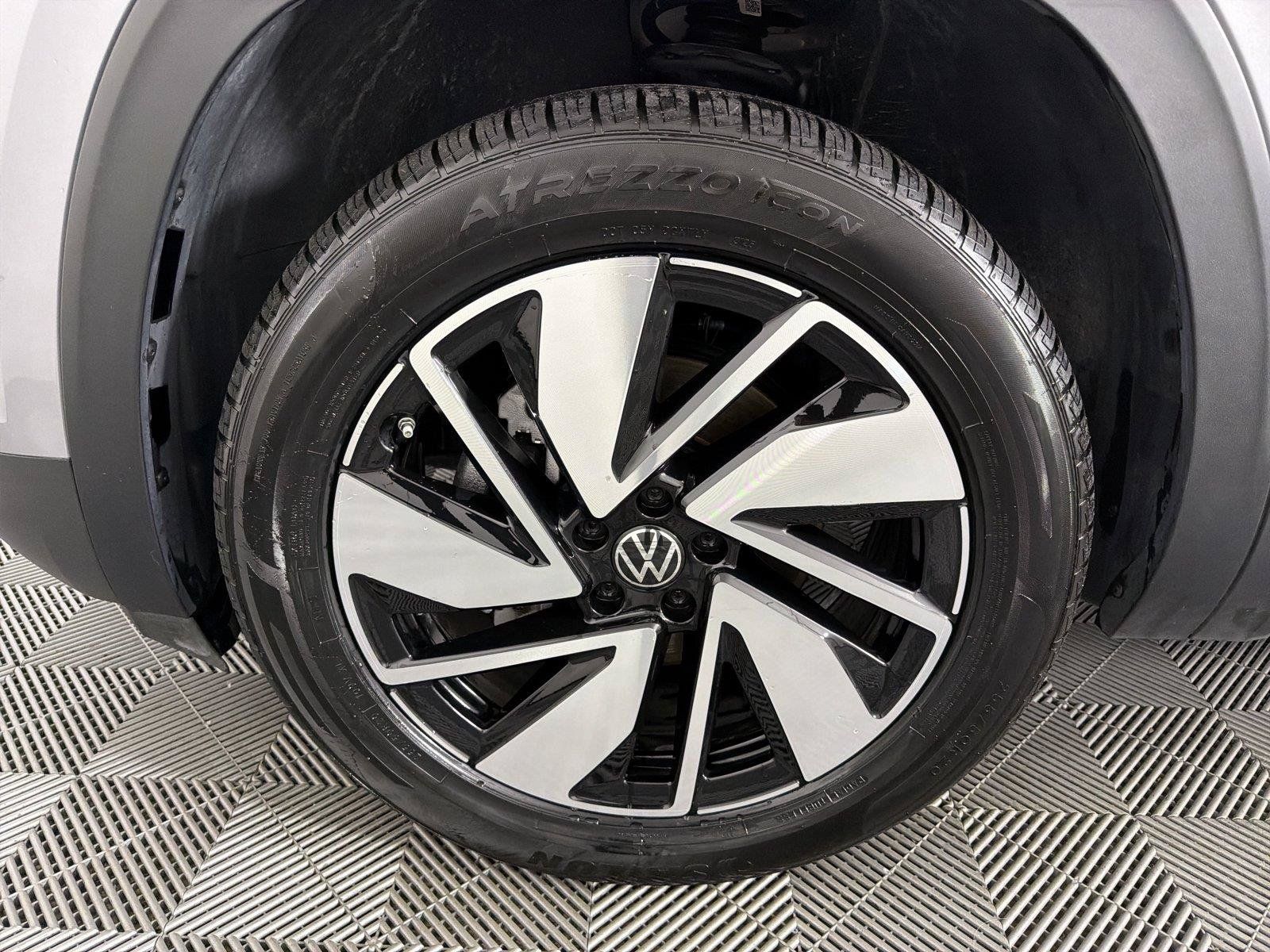 Used 2025 Volkswagen Atlas SE AWD/4WD image 9