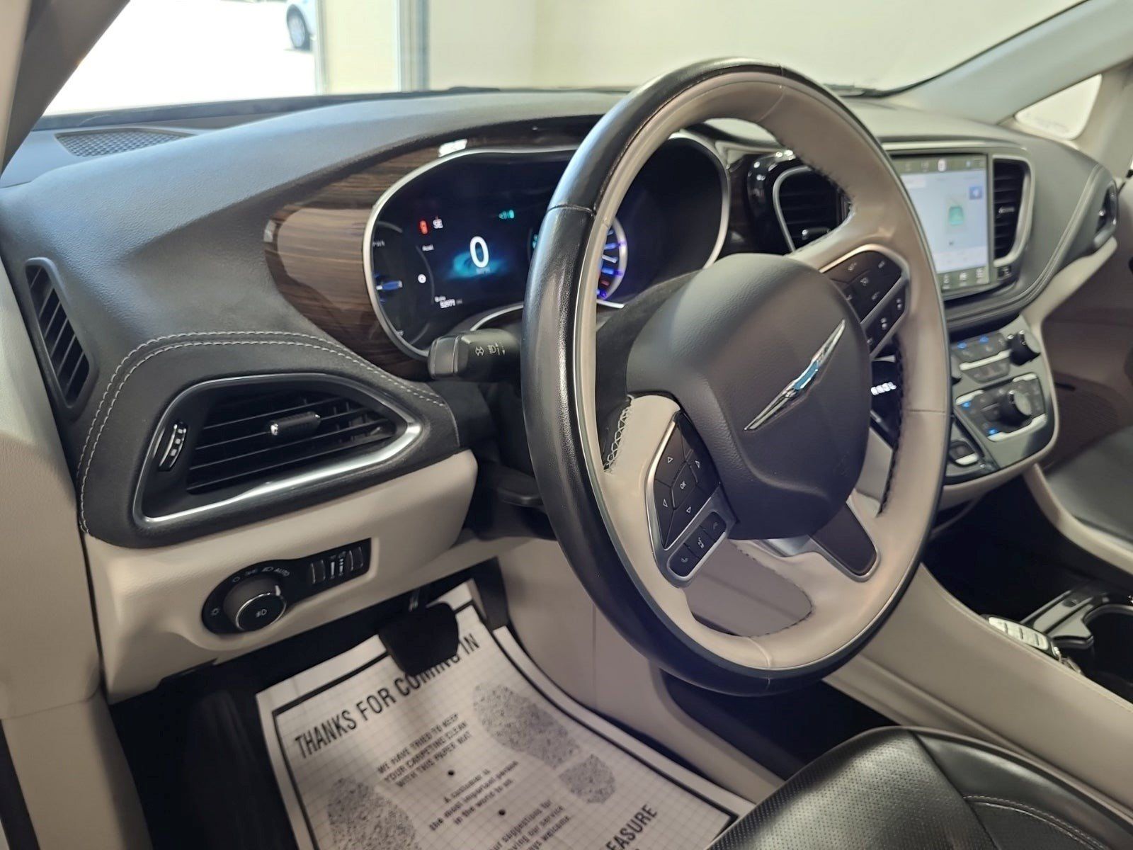 Used 2021 Chrysler Pacifica Limited w/ Uconnect Theater Family Group FWD image 8