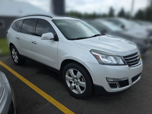 Used 2017 Chevrolet Traverse LT w/ Style and Technology Package FWD image 3