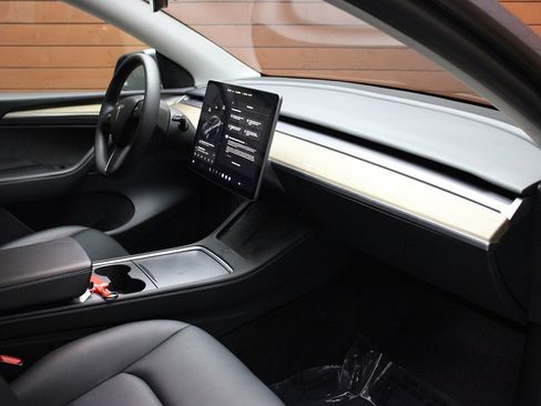 Used 2023 Tesla Model Y Long Range image 28