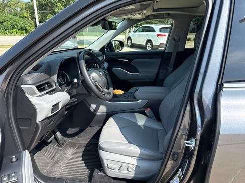 Used 2022 Toyota Highlander XLE AWD/4WD image 13