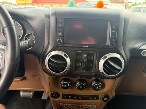Used 2014 Jeep Wrangler Unlimited Sahara w/ Connectivity Group AWD/4WD image 11
