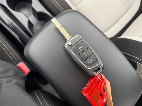 Used 2022 Hyundai Venue SEL image 32