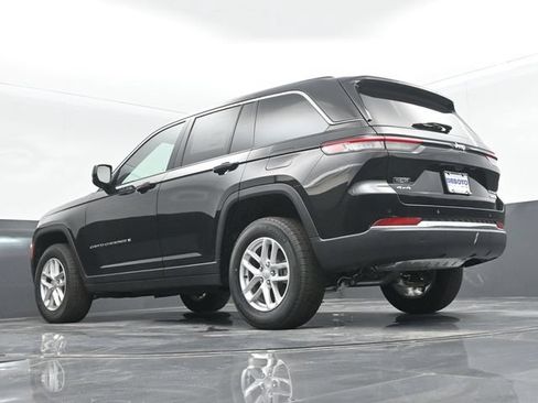 Used 2024 Jeep Grand Cherokee Laredo X AWD/4WD image 43