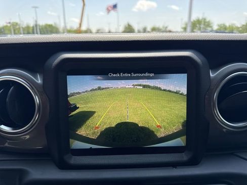 Used 2022 Jeep Wrangler Unlimited Sahara AWD/4WD image 15
