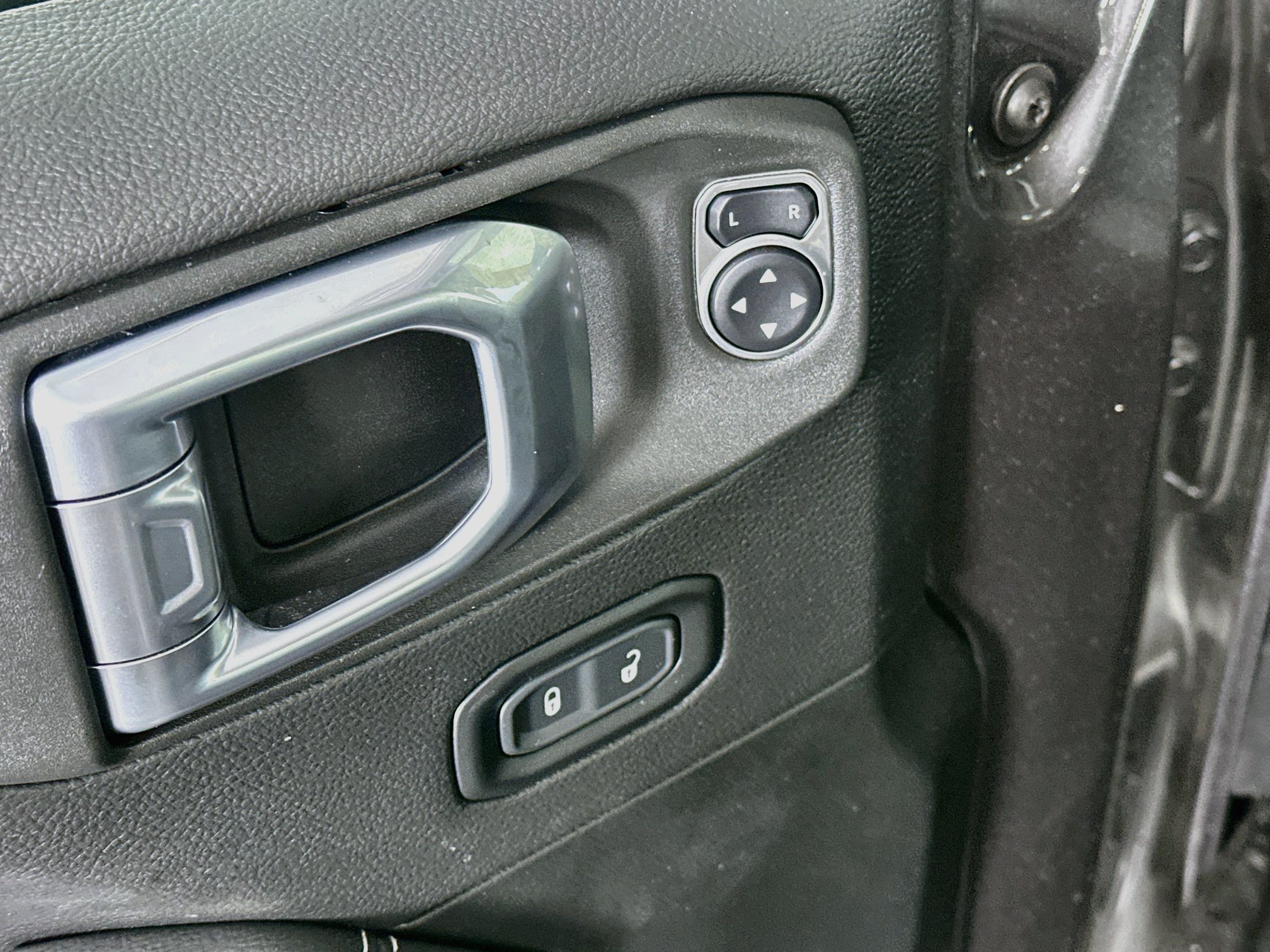 Used 2022 Jeep Wrangler Unlimited Sahara w/ Cold Weather Group AWD/4WD image 15
