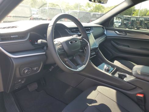 Used 2025 Jeep Grand Cherokee Laredo w/ Luxury Tech Group I RWD image 10