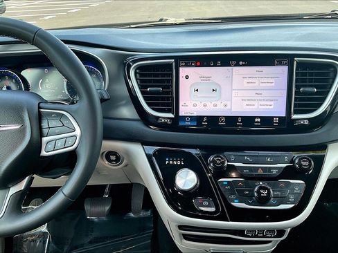Used 2023 Chrysler Pacifica Touring-L FWD image 6