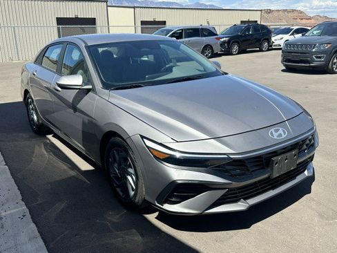 Used 2024 Hyundai Elantra SEL FWD image 4