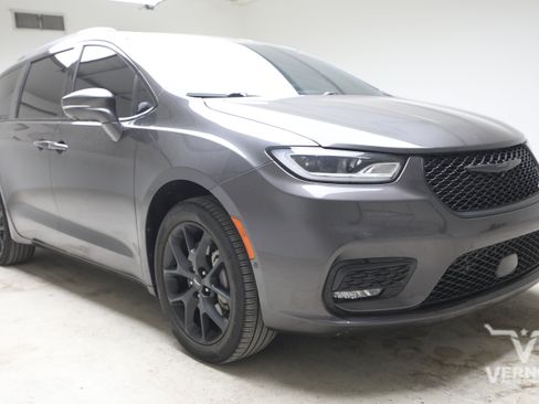 Used 2022 Chrysler Pacifica Limited w/ Uconnect Theater Family Group AWD/4WD image 6
