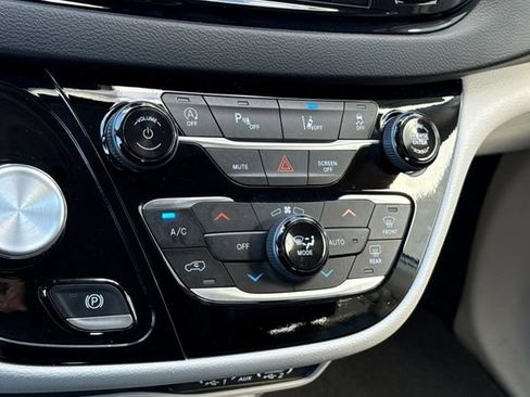 Used 2024 Chrysler Pacifica Touring-L image 24