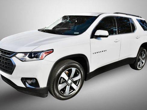 Used 2019 Chevrolet Traverse LT w/ LT Premium Package AWD/4WD image 3