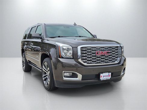 Used 2020 GMC Yukon Denali w/ Denali Premium Package image 3