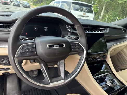 Used 2023 Jeep Grand Cherokee Limited w/ Luxury Tech Group II AWD/4WD image 16