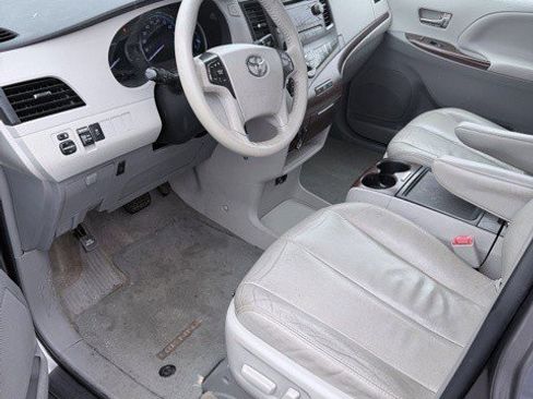 Used 2014 Toyota Sienna XLE image 5