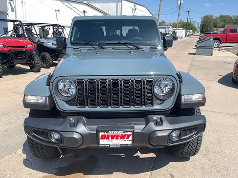 Used 2024 Jeep Gladiator Sport AWD/4WD image 2