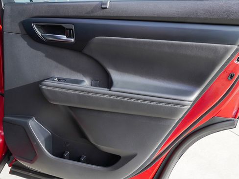 Certified 2022 Toyota Highlander XLE image 31