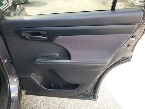 Used 2024 Toyota Highlander LE image 35