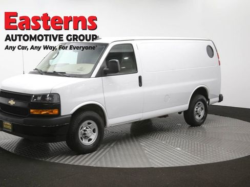 Used 2021 Chevrolet Express 3500 w/ Driver Convenience Package RWD image 52