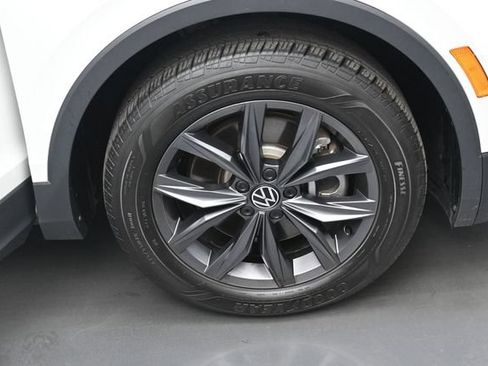 Used 2023 Volkswagen Tiguan SE w/ Panoramic Sunroof Package FWD image 37
