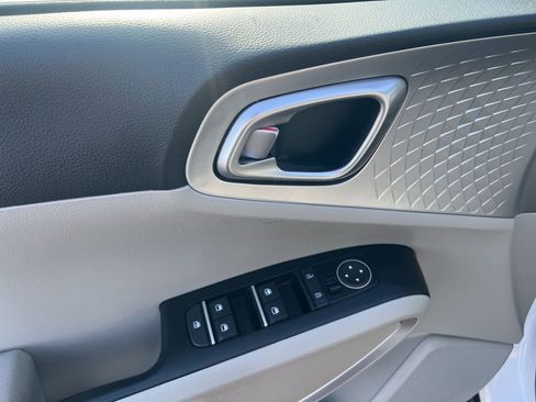 Used 2025 Kia Soul LX w/ LX Technology Package FWD image 9