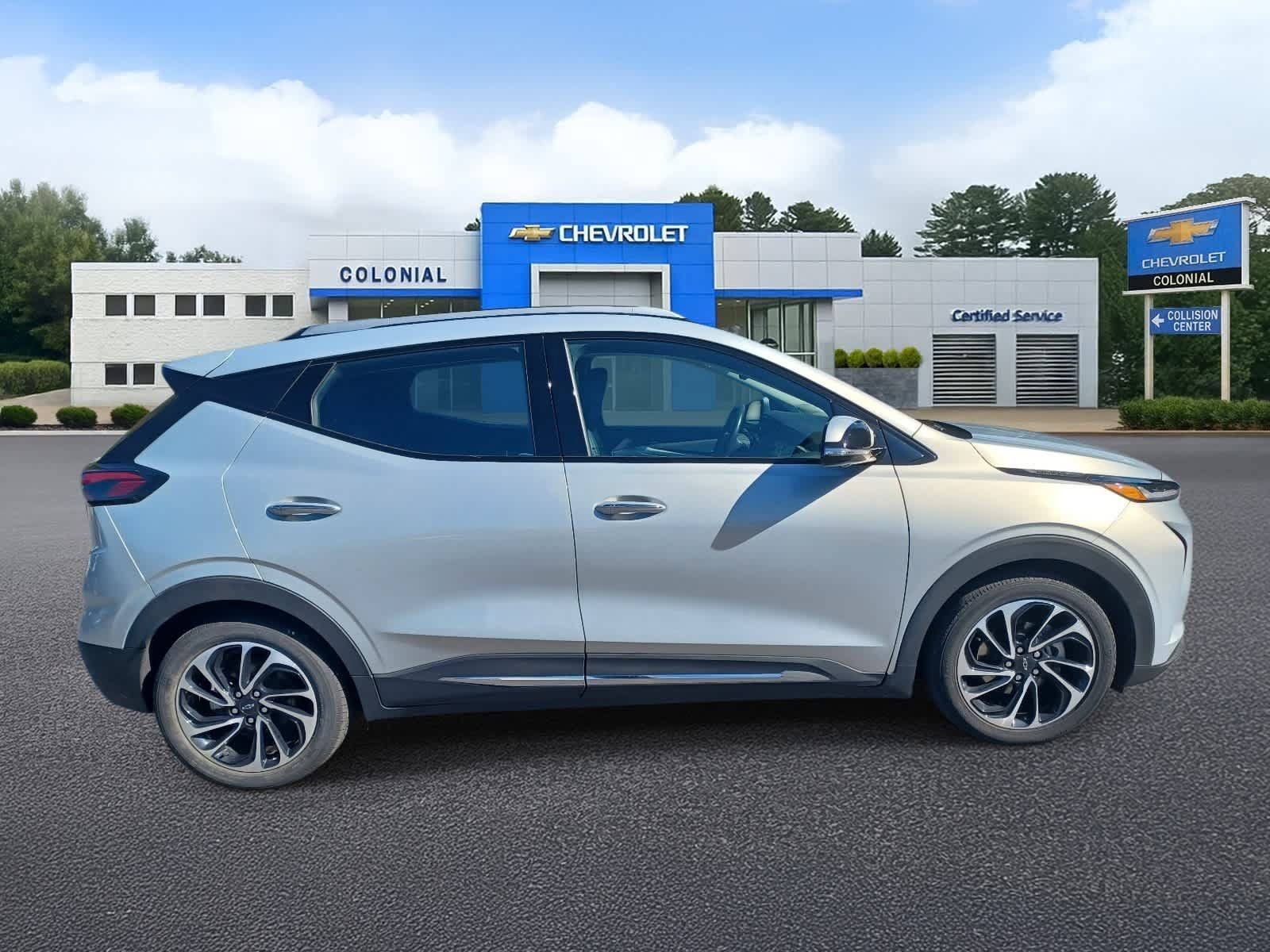 Used 2023 Chevrolet Bolt EUV Premier w/ Sun & Sound Package FWD image 3