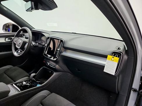 New 2026 Volvo XC40 B5 Ultra w/ Climate Package AWD/4WD image 17