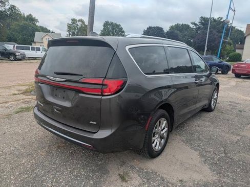 Used 2021 Chrysler Pacifica Touring-L image 3