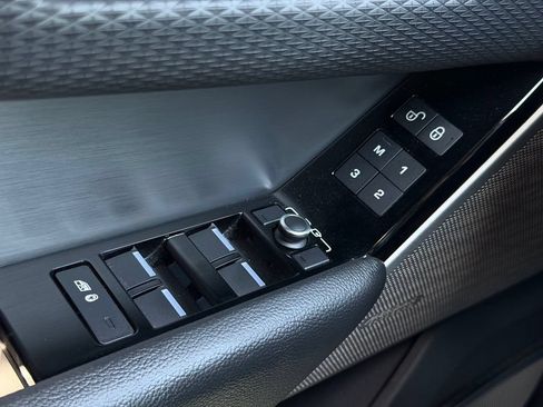 Used 2018 Land Rover Range Rover Velar R-Dynamic SE AWD/4WD image 22