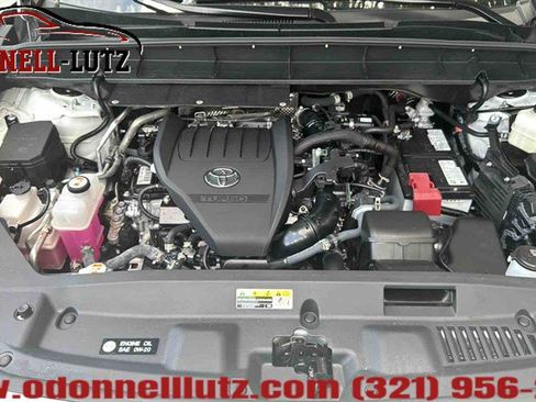 Used 2024 Toyota Highlander XLE FWD image 35