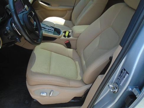 Used 2023 Porsche Macan w/ Driver Memory Package AWD/4WD image 10