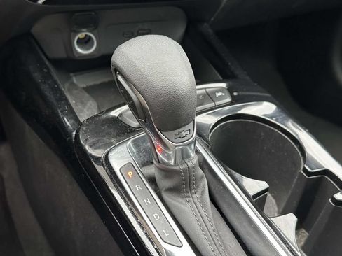 Used 2024 Chevrolet Trax LT w/ Sunroof Package FWD image 29