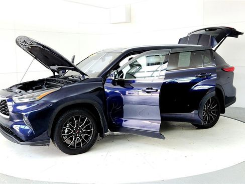 Used 2022 Toyota Highlander XLE AWD/4WD image 10