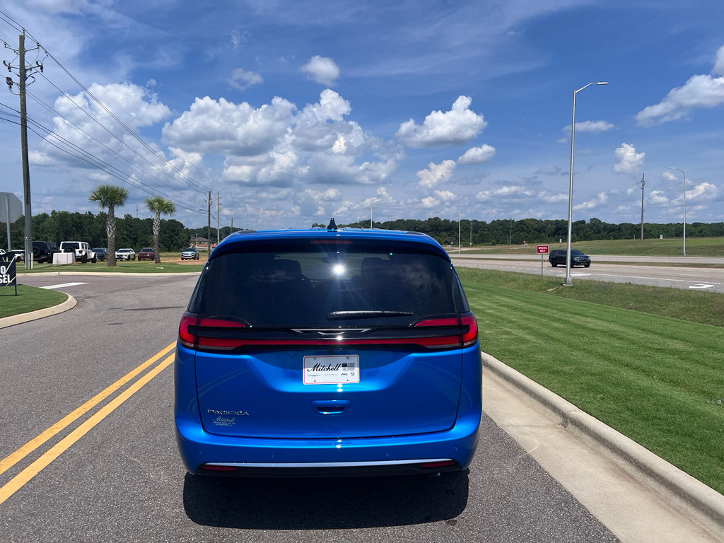 New 2027 Chrysler Pacifica Select w/ Family Tech Group FWD image 6