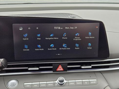 Used 2024 Hyundai Elantra Blue image 9