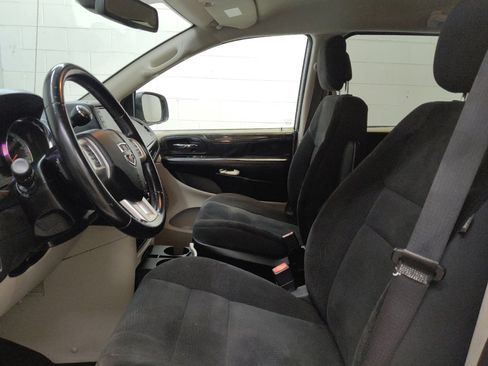 Used 2019 Dodge Grand Caravan SE w/ UConnect Hands-Free Group FWD image 17