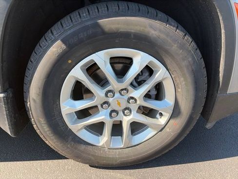 Used 2023 Chevrolet Traverse LS AWD/4WD image 2