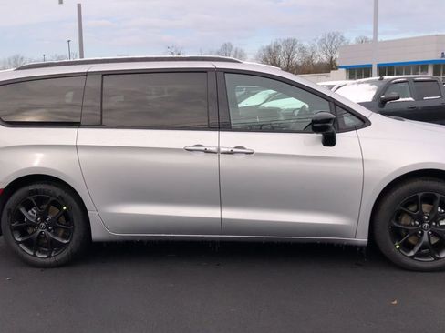 New 2026 Chrysler Pacifica Select image 9