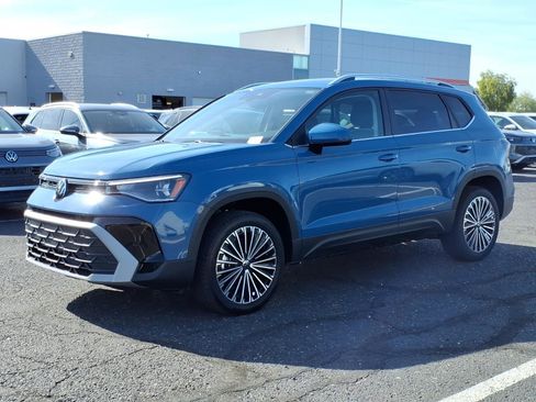 New 2026 Volkswagen Taos SE image 3