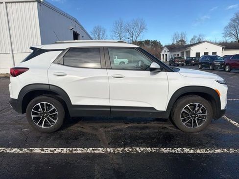 Used 2025 Chevrolet TrailBlazer LT AWD/4WD image 2