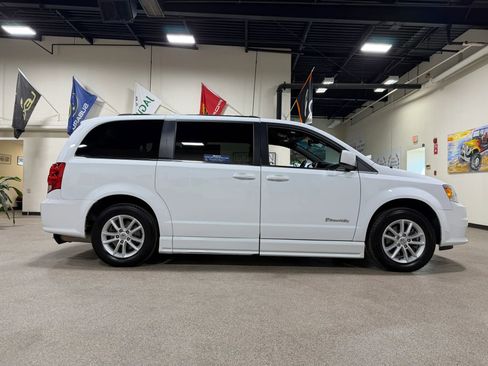 Used 2019 Dodge Grand Caravan SXT image 5